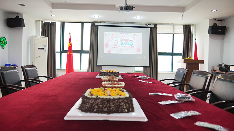 以报答本：leyu.com锅炉照常进行5月份员工生日会，诠释企业温馨文化！